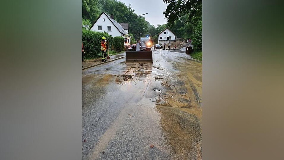 Chaos nach einem Unwetter am Mittwochnachmittag in Landshut. &Uuml;berflutete Stra&szlig;en und Geb&auml;ude, weggeschwemmte Autos und ein Dachstuhlbrand. Jede Menge Arbeit f&uuml;r die Feuerwehr.