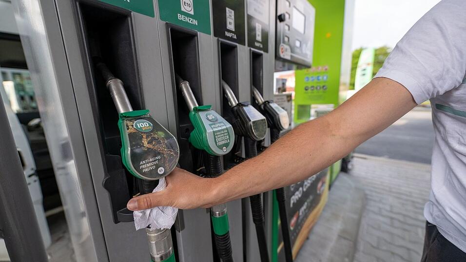 Ein Mann greift an einer Tankstelle in Tschechien zur Zapfpistole. (Archivbild)