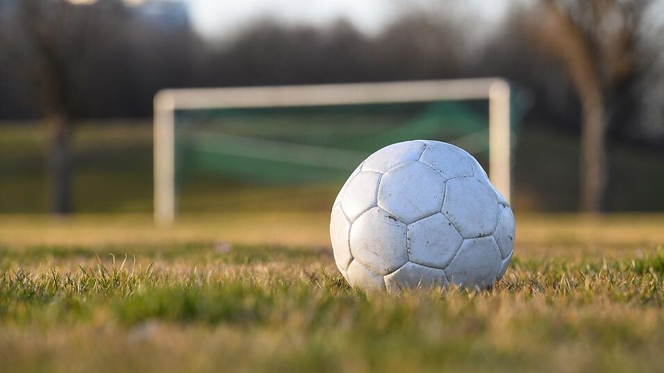 Streitende Eltern führten zu einem Polizeieinsatz bei einem Fußballspiel. (Symbolbild) Streitende Eltern führten zu einem Polizeieinsatz bei einem Fußballspiel. (Symbolbild)