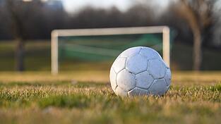 Streitende Eltern f&uuml;hrten zu einem Polizeieinsatz bei einem Fu&szlig;ballspiel. (Symbolbild)