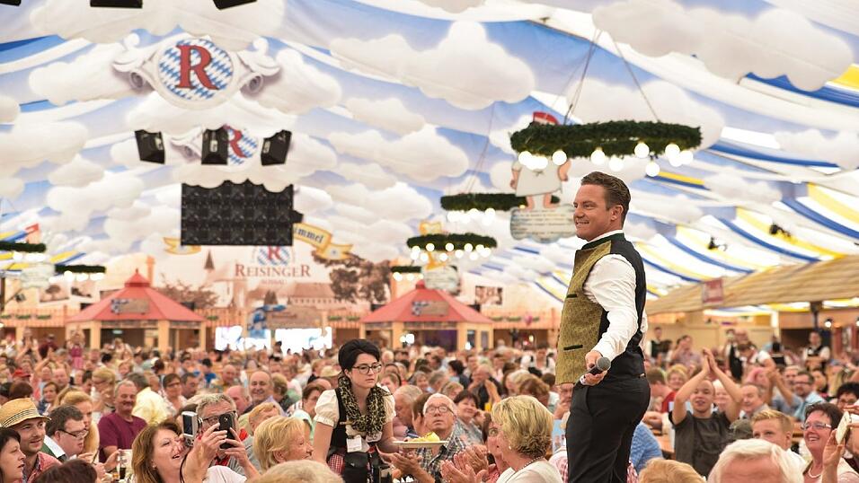 Wenn Stefan Mross singt, spielt das Publikum verr&uuml;ckt.