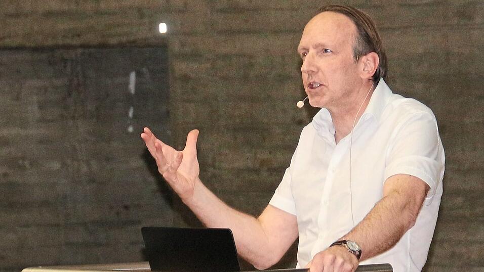 Thomas Jung vom Alfred-Wegner-Institut erklärte, wie die Wissenschaft mit Klimamodellen Entwicklungen prognostiziert. Thomas Jung vom Alfred-Wegner-Institut erklärte, wie die Wissenschaft mit Klimamodellen Entwicklungen prognostiziert.