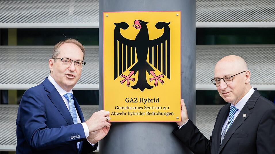 Bundesinnenminister Alexander Dobrindt (l.) schraubt im Beisein von Verfassungsschutzpräsident Sinan Selen symbolisch bei der Einweihung des Gemeinsamen Zentrums zur Abwehr hybrider Bedrohungen (GAZ Hybrid) das entsprechende Schild an. Bundesinnenminister Alexander Dobrindt (l.) schraubt im Beisein von Verfassungsschutzpräsident Sinan Selen symbolisch bei der Einweihung des Gemeinsamen Zentrums zur Abwehr hybrider Bedrohungen (GAZ Hybrid) das entsprechende Schild an.