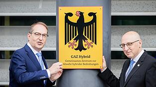 Bundesinnenminister Alexander Dobrindt (l.) schraubt im Beisein von Verfassungsschutzpräsident Sinan Selen symbolisch bei der Einweihung des Gemeinsamen Zentrums zur Abwehr hybrider Bedrohungen (GAZ Hybrid) das entsprechende Schild an. Bundesinnenminister Alexander Dobrindt (l.) schraubt im Beisein von Verfassungsschutzpräsident Sinan Selen symbolisch bei der Einweihung des Gemeinsamen Zentrums zur Abwehr hybrider Bedrohungen (GAZ Hybrid) das entsprechende Schild an.