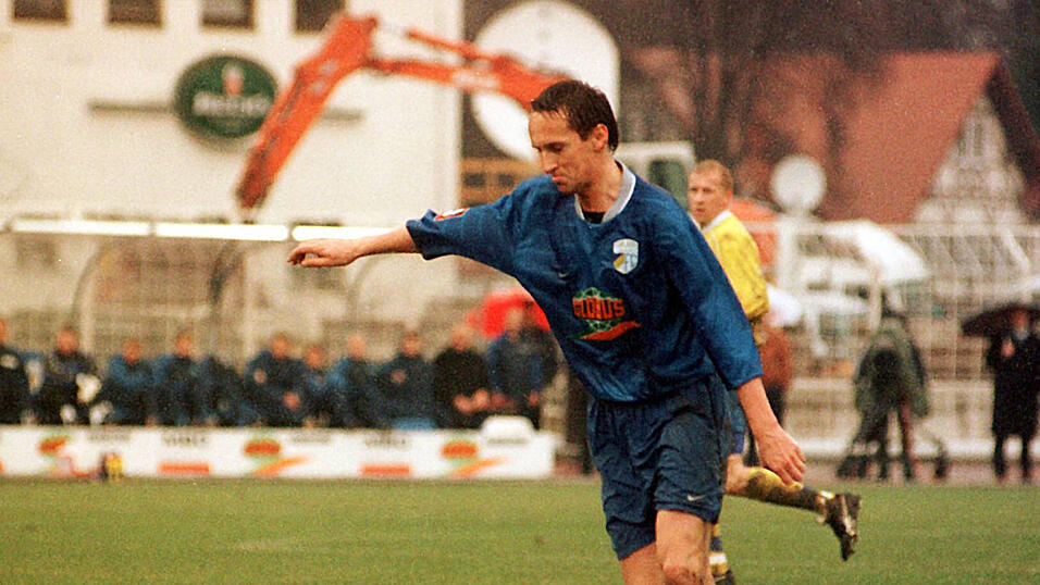 April 1998: Nach dem Training erleidet Zweitliga-Profi Axel Jüptner (28) von Carl Zeiss Jena einen Herzinfarkt und stirbt. Ursache war eine bis dahin unentdeckte Entzündung des Herzmuskels. April 1998: Nach dem Training erleidet Zweitliga-Profi Axel Jüptner (28) von Carl Zeiss Jena einen Herzinfarkt und stirbt. Ursache war eine bis dahin unentdeckte Entzündung des Herzmuskels.