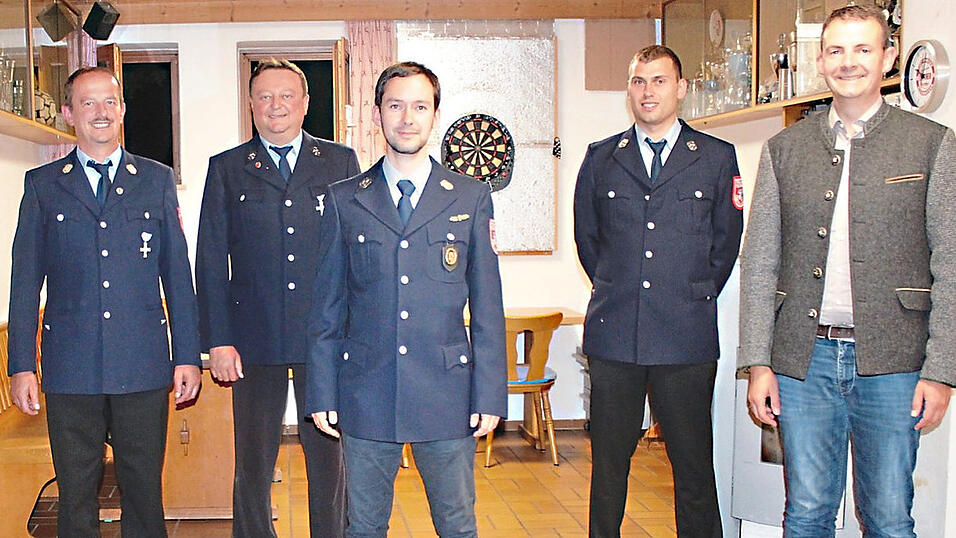 Der Vorstand und die Kommandanten wurden in der Jahresversammlung gewählt. Von links: Hans Glöbl, Martin Stadler, Paul Roßmann, Maximilian Neßlauer, Markus Amann, 2. Bürgermeister Martin Kreutz. Der Vorstand und die Kommandanten wurden in der Jahresversammlung gewählt. Von links: Hans Glöbl, Martin Stadler, Paul Roßmann, Maximilian Neßlauer, Markus Amann, 2. Bürgermeister Martin Kreutz.