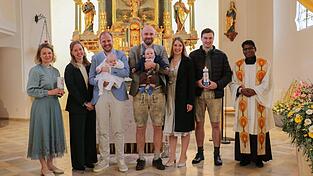 Klara Höcherl und Moritz Schmidberger empfingen am Sonntag in Blaibach das Sakrament der Taufe, mit im Bild Taufspender Pater Joseph (v.l.). Klara Höcherl und Moritz Schmidberger empfingen am Sonntag in Blaibach das Sakrament der Taufe, mit im Bild Taufspender Pater Joseph (v.l.).