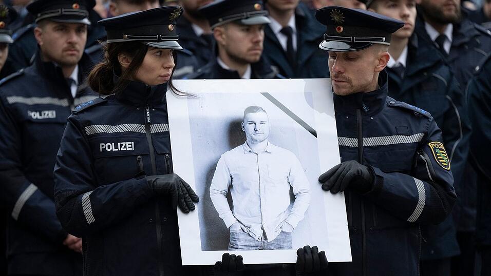 Bei einem Gedenkgottesdienst hatten Polizisten und Polizistinnen ihres get&ouml;teten Kollegen gedacht. (Archivbild)