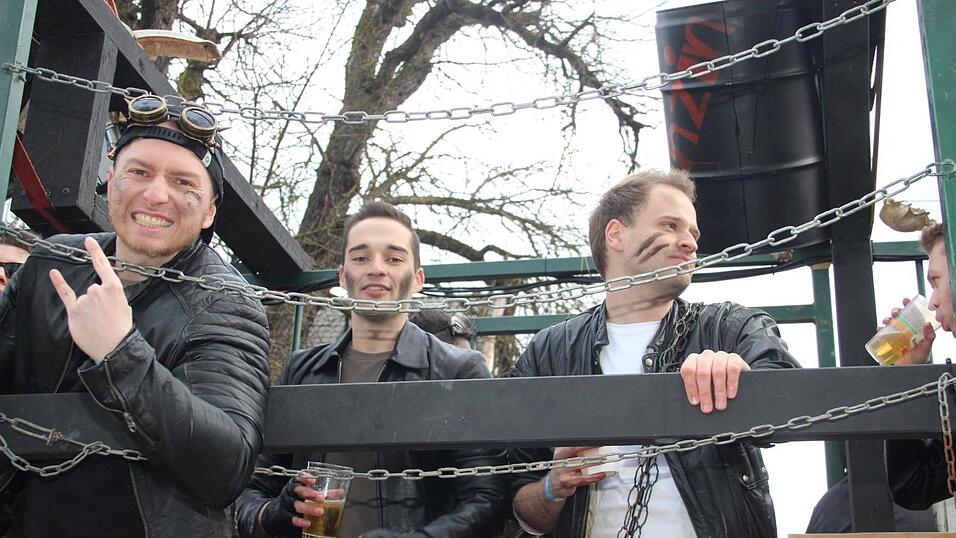 Viele Faschings-Fans haben sich am Samstag den Umzug in Langenbach angesehen. Viele Faschings-Fans haben sich am Samstag den Umzug in Langenbach angesehen.