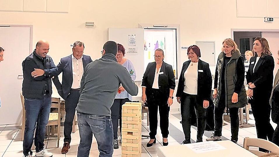 Zur Eröffnung spielten die Ehrengäste ein Jenga-Stapelspiel. Bürgermeisterin Andrea Probst (l.) ist Schirmherrin der Spieletage.