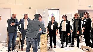 Zur Eröffnung spielten die Ehrengäste ein Jenga-Stapelspiel. Bürgermeisterin Andrea Probst (l.) ist Schirmherrin der Spieletage.