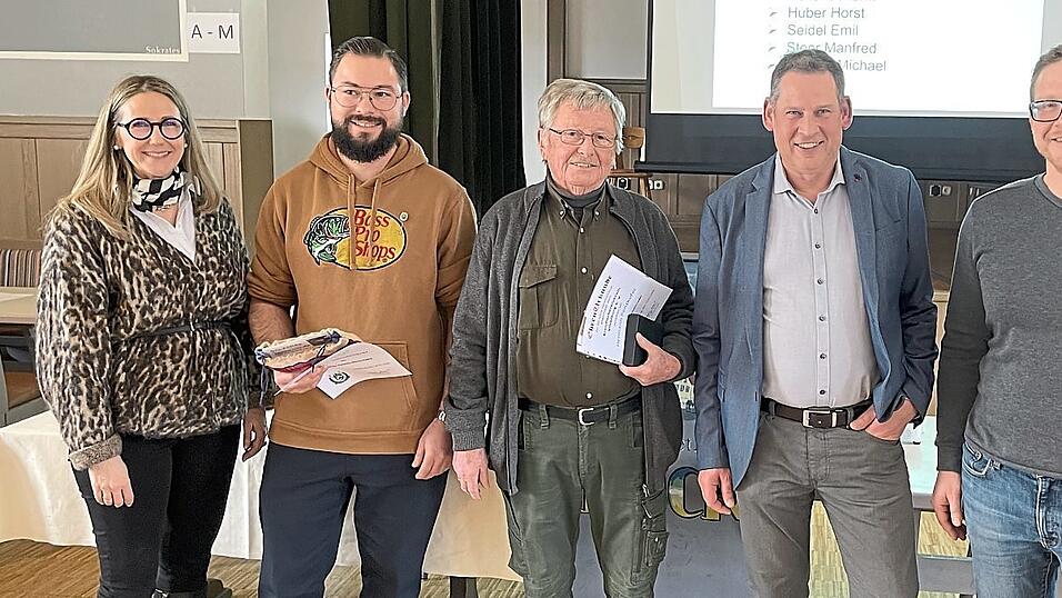 Sibylle Entwistle (links), Martin Jarosch (2. von rechts) und Felix Preebs (rechts) nahmen die Ehrungen vor: Martin Schemmerer (2.von links) wurde für besondere Verdienste geehrt und Hermann Penzkofer (Mitte) ist 51 Jahre im Verein. Sibylle Entwistle (links), Martin Jarosch (2. von rechts) und Felix Preebs (rechts) nahmen die Ehrungen vor: Martin Schemmerer (2.von links) wurde für besondere Verdienste geehrt und Hermann Penzkofer (Mitte) ist 51 Jahre im Verein.
