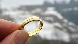 Der gefundene Ring (Symbolbild) liegt im Fundbüro. Der gefundene Ring (Symbolbild) liegt im Fundbüro.