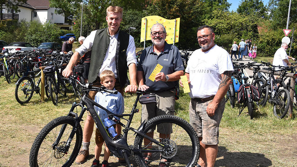 Bürgermeister Anton Sporrer empfing die Radlbegeisterten. Bürgermeister Anton Sporrer empfing die Radlbegeisterten.