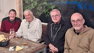 In dieser Männerrunde im Biberbau entstand die Idee, das Wirken von Wyman Wickersham als Militärgouverneur nach dem Krieg in Mainburg mit einem Straßennamen zu würdigen (v. l.): Steven Wickersham, Bernd Friebe, Alois Kirmair und Hanns Seidl. In dieser Männerrunde im Biberbau entstand die Idee, das Wirken von Wyman Wickersham als Militärgouverneur nach dem Krieg in Mainburg mit einem Straßennamen zu würdigen (v. l.): Steven Wickersham, Bernd Friebe, Alois Kirmair und Hanns Seidl.