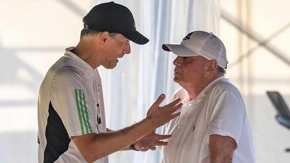 Uli Hoene&szlig; (r) teilt weiter gegen Bayerns Ex-Trainer Thomas Tuchel aus. (Archivbild)