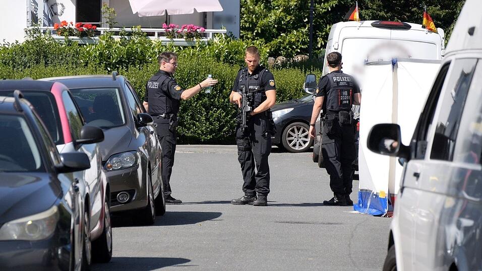 Die Polizei fahndet nach dem Täter. Die Polizei fahndet nach dem Täter.
