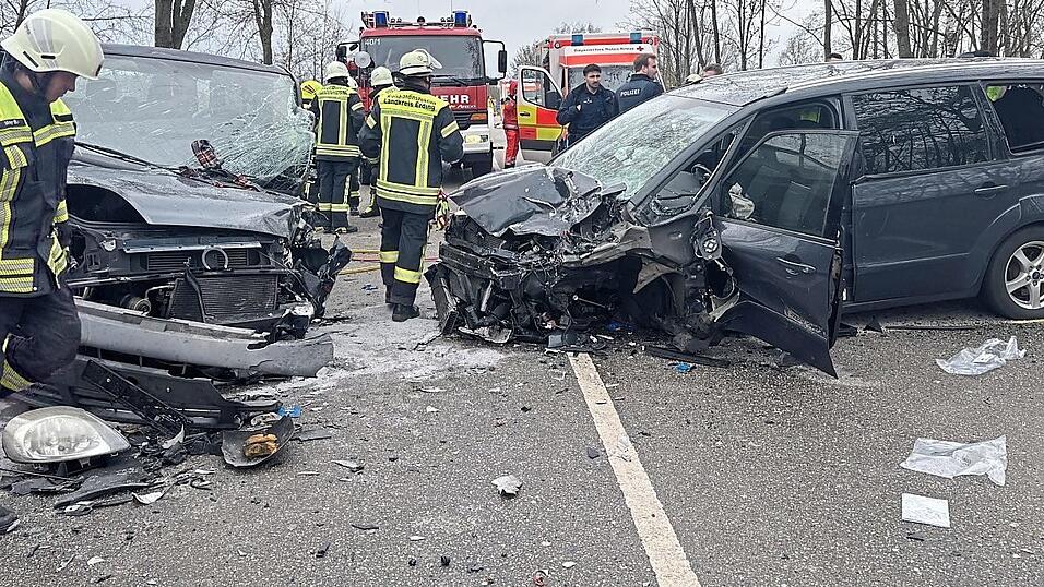 Die Feuerwehr befreite eine eingeklemmte und eine weitere eingeschlossene Person mit schwerem Rettungsgerät. Die Feuerwehr befreite eine eingeklemmte und eine weitere eingeschlossene Person mit schwerem Rettungsgerät.