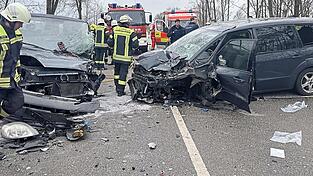 Die Feuerwehr befreite eine eingeklemmte und eine weitere eingeschlossene Person mit schwerem Rettungsgerät.