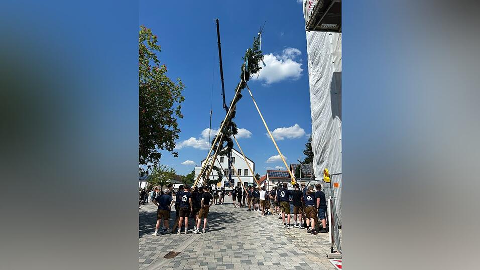 Die Landjugend Geisenhausen stellt ihren Maibaum am Kirchplatz auf. Die Landjugend Geisenhausen stellt ihren Maibaum am Kirchplatz auf.
