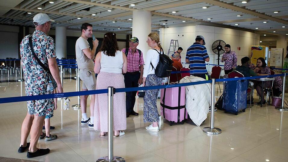 Gestrandet auf Bali: Vielerorts k&ouml;nnen Menschen nicht weiterreisen, da Fl&uuml;ge in den Nahen Osten gestrichen wurden.