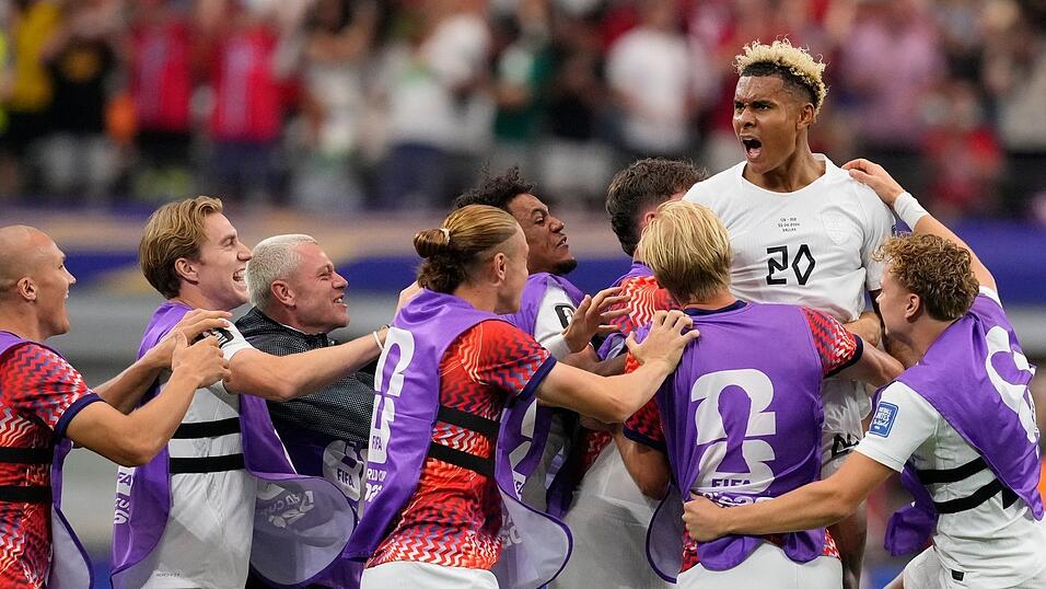 Der Norweger Antonio Nusa (oben) feiert sein Tor zum 0:1 mit seinen Mannschaftskollegen.