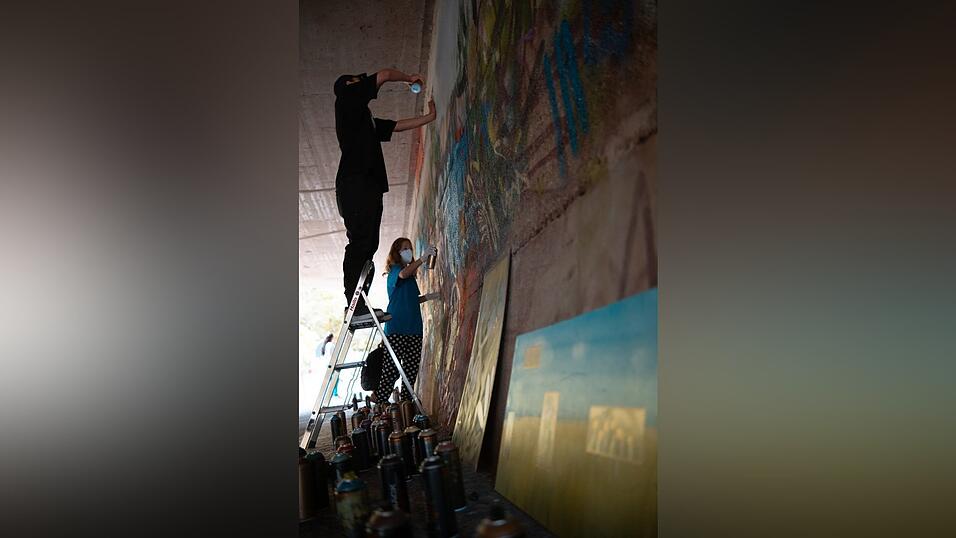 F&uuml;r die oberen Rahmen musste eine Leiter zur Hilfe geholt werden.