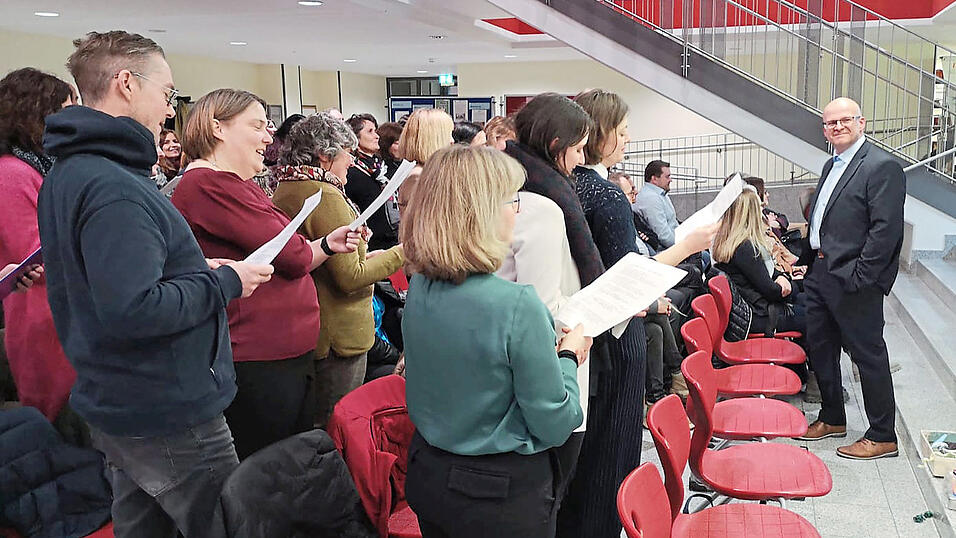Mehr als sechs Jahre lang war Michael Kugler (r.) Leiter des Schulamtes. Seinen Abschied mit Wegbegleitern feierte er dort, wo für ihn im Landkreis Landshut alles angefangen hatte: in der Schule in Altdorf.