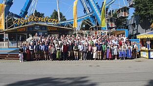 Feierten beim traditionellen Partnerschaftstag am Gäubodenvolksfest ihre vielfältigen guten Beziehungen untereinander: die Vertreter von Partnerstädten, Partnergemeinden sowie Vereinen und Verbänden rund um Oberbürgermeister Markus Pannermayr (Mitte).