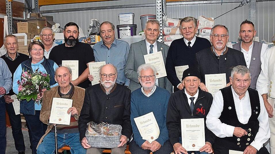 Vorstand Michael Dittrich (stehend, r.) und zweiter Vorstand Christian Meier (stehend, 2.v.r.) mit den Geehrten der Maurer- und Zimmerleute Moosburg (stehend, v.l.) Johann Lachner, Bernhard Scharlach, Veronika Schuhmann, Manfred Größl, Tom Größl, Franz Deischl, Josef Dollinger, Rudi Haberkorn und Toni Neumaier sowie (vordere Reihe, v.l.) Ludwig Ottl, Franz Schuhmann, Anton Becher, Johann Meier und Hans Schweiger.