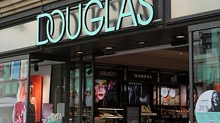 Die Parf&uuml;meriekette Douglas hat in Deutschland etwa 340 Filialen.