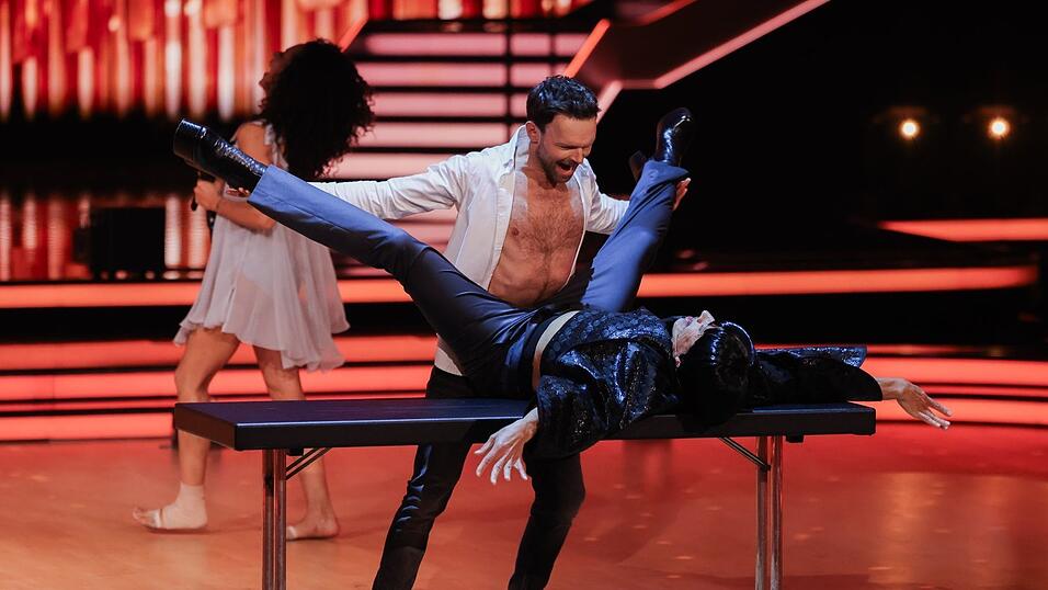 Ungew&ouml;hnliche Szene: Jurymitglied Jorge Gonz&aacute;lez liegt auf einem Tisch.