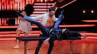 Ungew&ouml;hnliche Szene: Jurymitglied Jorge Gonz&aacute;lez liegt auf einem Tisch.