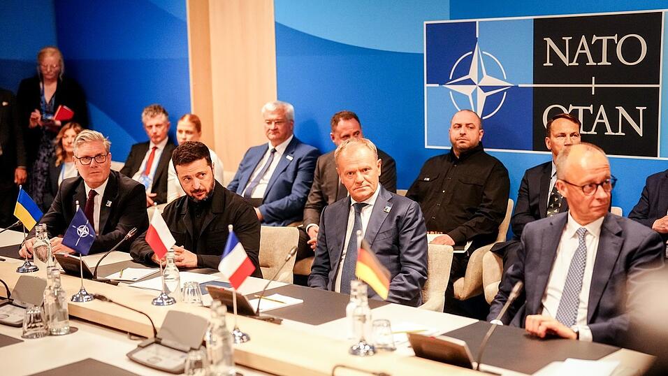 Beim Nato-Gipfel im vergangenen Jahr in Den Haag bekam der ukrainische Präsident Wolodymyr Selenskyj nur nationale Unterstützungszusagen - aber keine des Bündnisses. Das soll in Ankara nun anders werden. (Archivbild) Beim Nato-Gipfel im vergangenen Jahr in Den Haag bekam der ukrainische Präsident Wolodymyr Selenskyj nur nationale Unterstützungszusagen - aber keine des Bündnisses. Das soll in Ankara nun anders werden. (Archivbild)