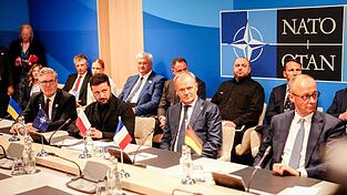 Beim Nato-Gipfel im vergangenen Jahr in Den Haag bekam der ukrainische Präsident Wolodymyr Selenskyj nur nationale Unterstützungszusagen - aber keine des Bündnisses. Das soll in Ankara nun anders werden. (Archivbild) Beim Nato-Gipfel im vergangenen Jahr in Den Haag bekam der ukrainische Präsident Wolodymyr Selenskyj nur nationale Unterstützungszusagen - aber keine des Bündnisses. Das soll in Ankara nun anders werden. (Archivbild)