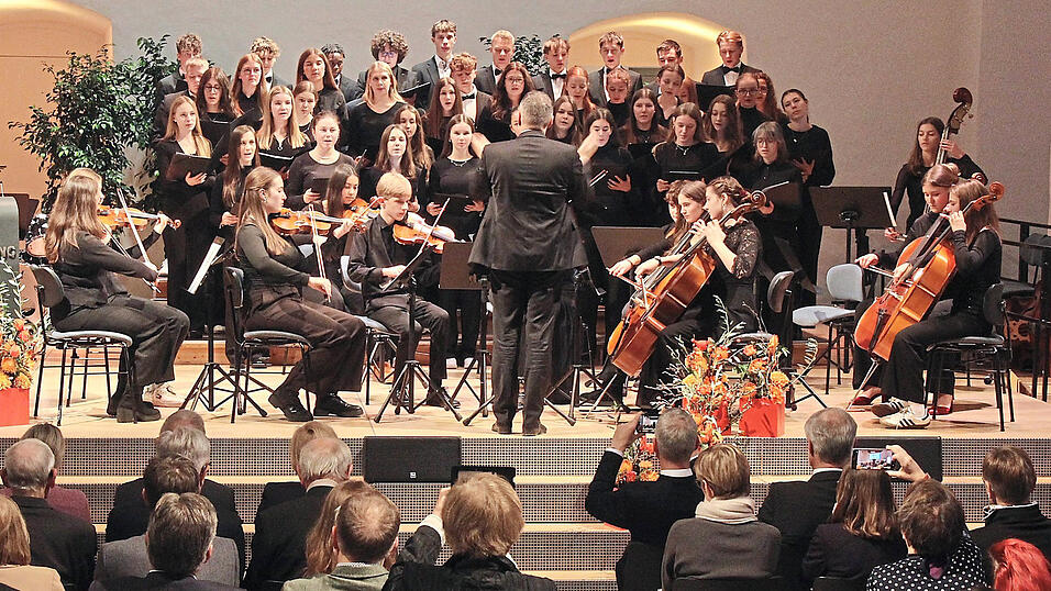 Der Oberstufenchor und die 'ABG-Strings' setzten unter der Leitung von Stefan Frank mit Beethovens 'Ode an die Freude' den würdigen Schlussakkord unter den gelungenen Festakt für das Doppeljubiläum '200 Jahre Anton Bruckner' und '200 Jahre Anton-Bruckner-Gymnasium'. Der Oberstufenchor und die 'ABG-Strings' setzten unter der Leitung von Stefan Frank mit Beethovens 'Ode an die Freude' den würdigen Schlussakkord unter den gelungenen Festakt für das Doppeljubiläum '200 Jahre Anton Bruckner' und '200 Jahre Anton-Bruckner-Gymnasium'.