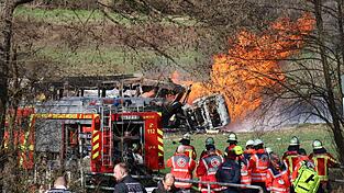 Bei dem Zusammenstoß zwischen einem Tanklaster und einer Stadtbahn sind mehrere Menschen verletzt worden.