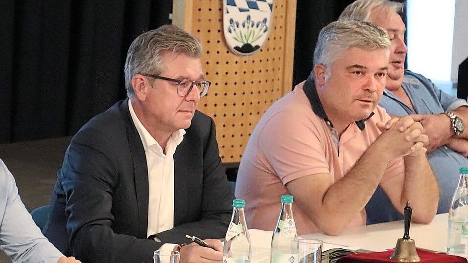 Geschäftsleiter Sandro Pfeiffer, erster Bürgermeister Hans Schmalhofer und sein Stellvertreter Franz Geisberger (v.l.). Geschäftsleiter Sandro Pfeiffer, erster Bürgermeister Hans Schmalhofer und sein Stellvertreter Franz Geisberger (v.l.).