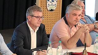 Geschäftsleiter Sandro Pfeiffer, erster Bürgermeister Hans Schmalhofer und sein Stellvertreter Franz Geisberger (v.l.).