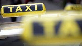 Im Streit um ein Taxi hat es in der Nacht zum Sonntag in Deggendorf eine blutige Nase gegeben. (Symbolbild)