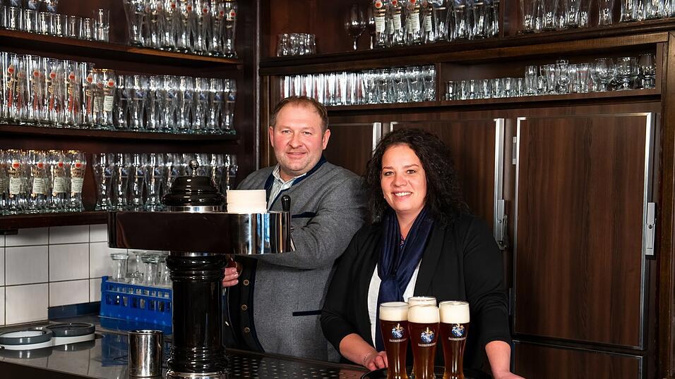 Im Deggendorfer Weißbräu rührt sich wieder was seit ein paar Wochen. Am 30. November ist Wiedereröffnung mit dem neuen Wirt Jürgen Denk und seiner Frau Katrin. Im Deggendorfer Weißbräu rührt sich wieder was seit ein paar Wochen. Am 30. November ist Wiedereröffnung mit dem neuen Wirt Jürgen Denk und seiner Frau Katrin.