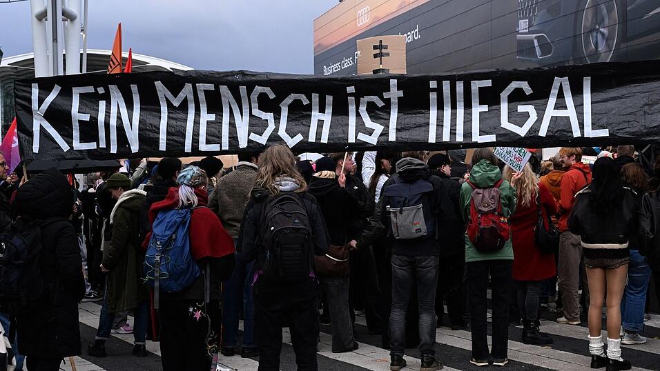 Über 700 Menschen demonstrieren am Münchner Flughafen. Über 700 Menschen demonstrieren am Münchner Flughafen.