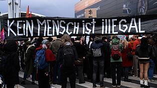 Über 700 Menschen demonstrieren am Münchner Flughafen. Über 700 Menschen demonstrieren am Münchner Flughafen.