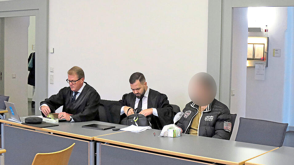 Der Angeklagte mit seinen Verteidigern Jan Bockemühl (links) und David Hölldobler. Der Angeklagte mit seinen Verteidigern Jan Bockemühl (links) und David Hölldobler.