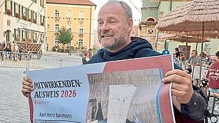 Großer Junge, großer Ausweis: Diesen bekam Ritterinnen-Vater Karl-Heinz Baumann überreicht. Großer Junge, großer Ausweis: Diesen bekam Ritterinnen-Vater Karl-Heinz Baumann überreicht.