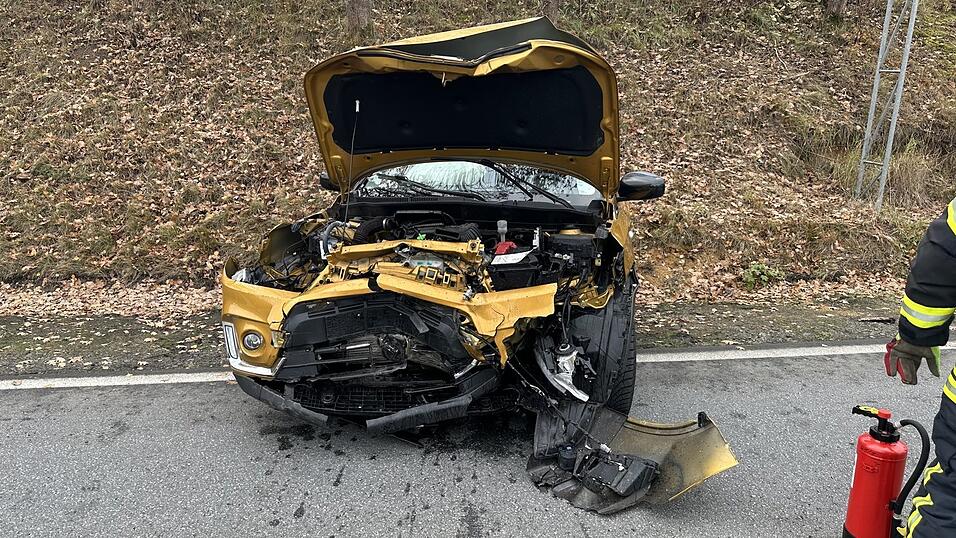 Beide Autofahrer kamen nach dem Unfall ins Krankenhaus. Beide Autofahrer kamen nach dem Unfall ins Krankenhaus.