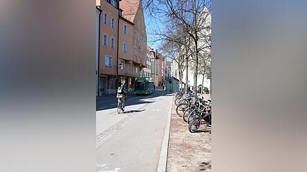 Nicht alle Maßnahmen in der Thundorferstraße wirken erfolgreich. Der Fahrradstreifen wird von einigen links liegengelassen. Nicht alle Maßnahmen in der Thundorferstraße wirken erfolgreich. Der Fahrradstreifen wird von einigen links liegengelassen.