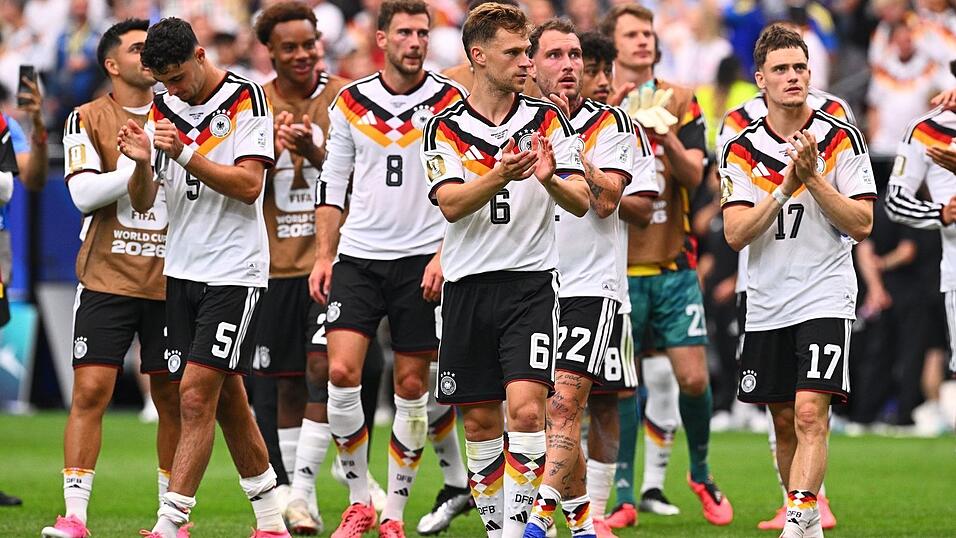 Fast alle Nationalspieler tragen rosa Schuhe bei der WM. Fast alle Nationalspieler tragen rosa Schuhe bei der WM.