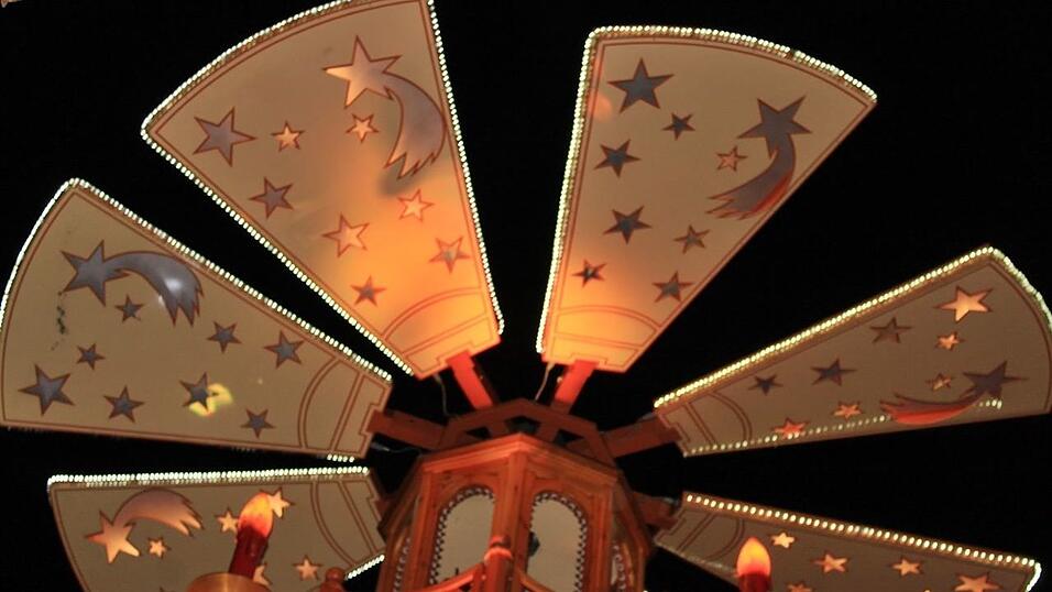 Die Landshuter haben am Freitagabend an der Weihnachtspyramide ausgelassen gefeiert. Die Landshuter haben am Freitagabend an der Weihnachtspyramide ausgelassen gefeiert.