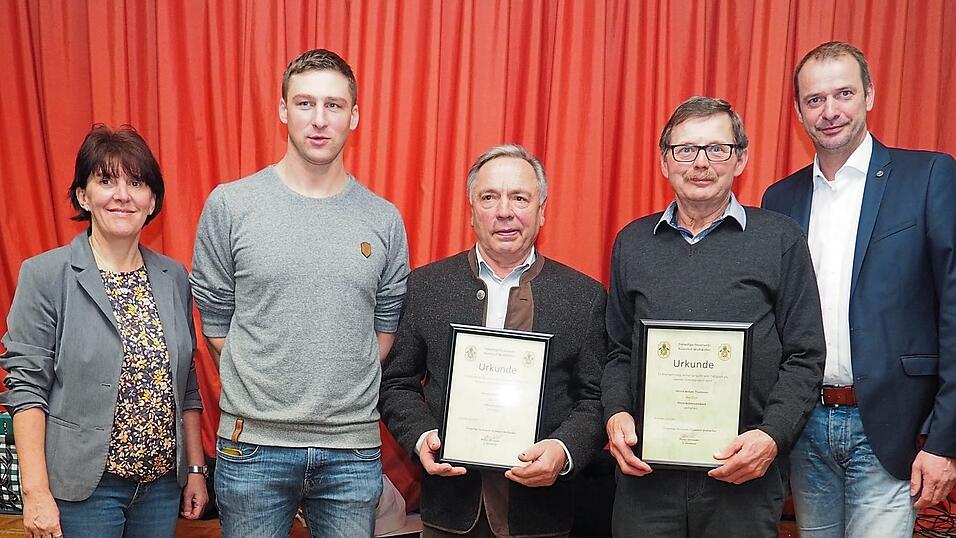 Johann Meier (links) wurde zum Ehrenmitglied und Anton Trummer (rechts) zum Ehrenkommandant ernannt.